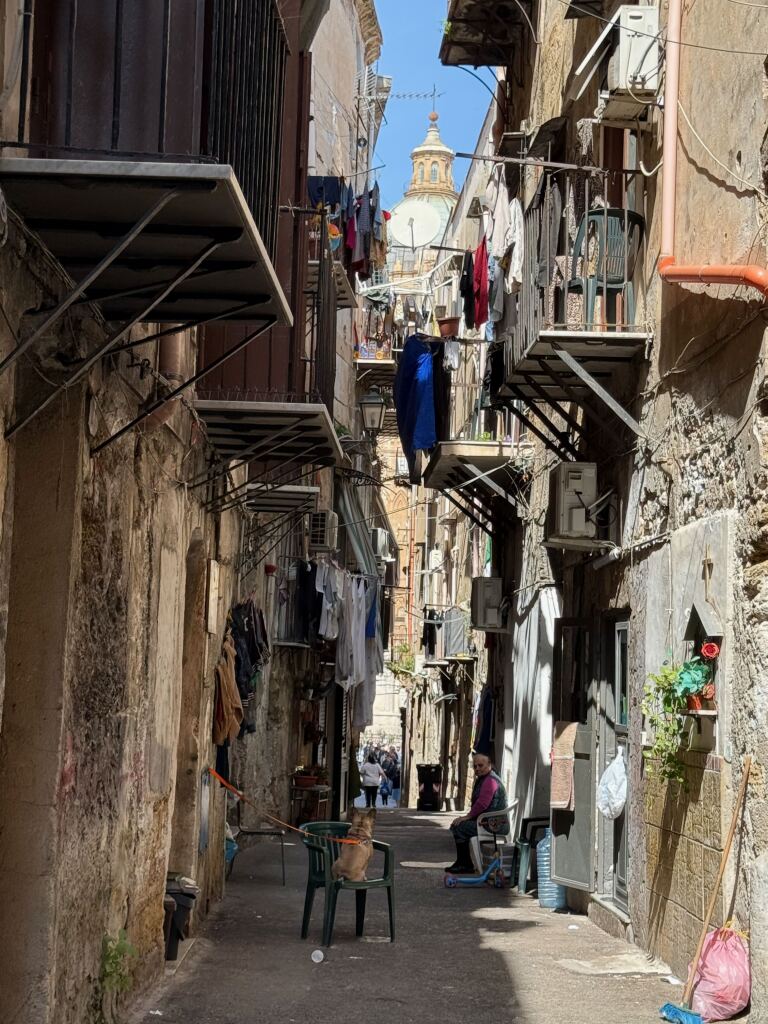 trånga gränder med tvättlinor i Palermo