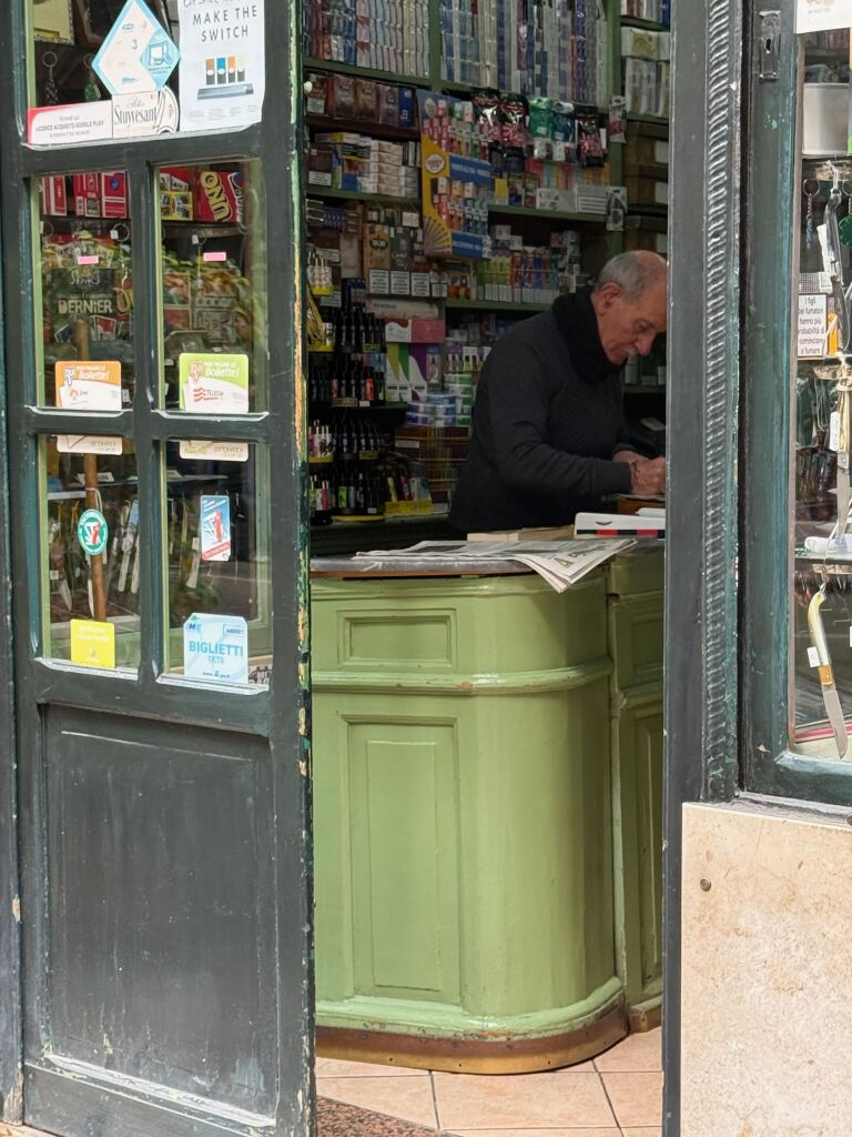 Äldre man i kiosk i Palermo